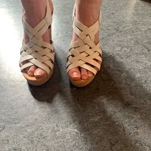 Great condition guess cork wedge shoes!!